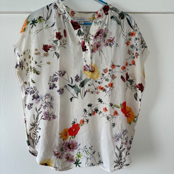 Amour Vert Tops - Amour Vert Silk Short Sleeve Silk Blouse; White Floral (M)